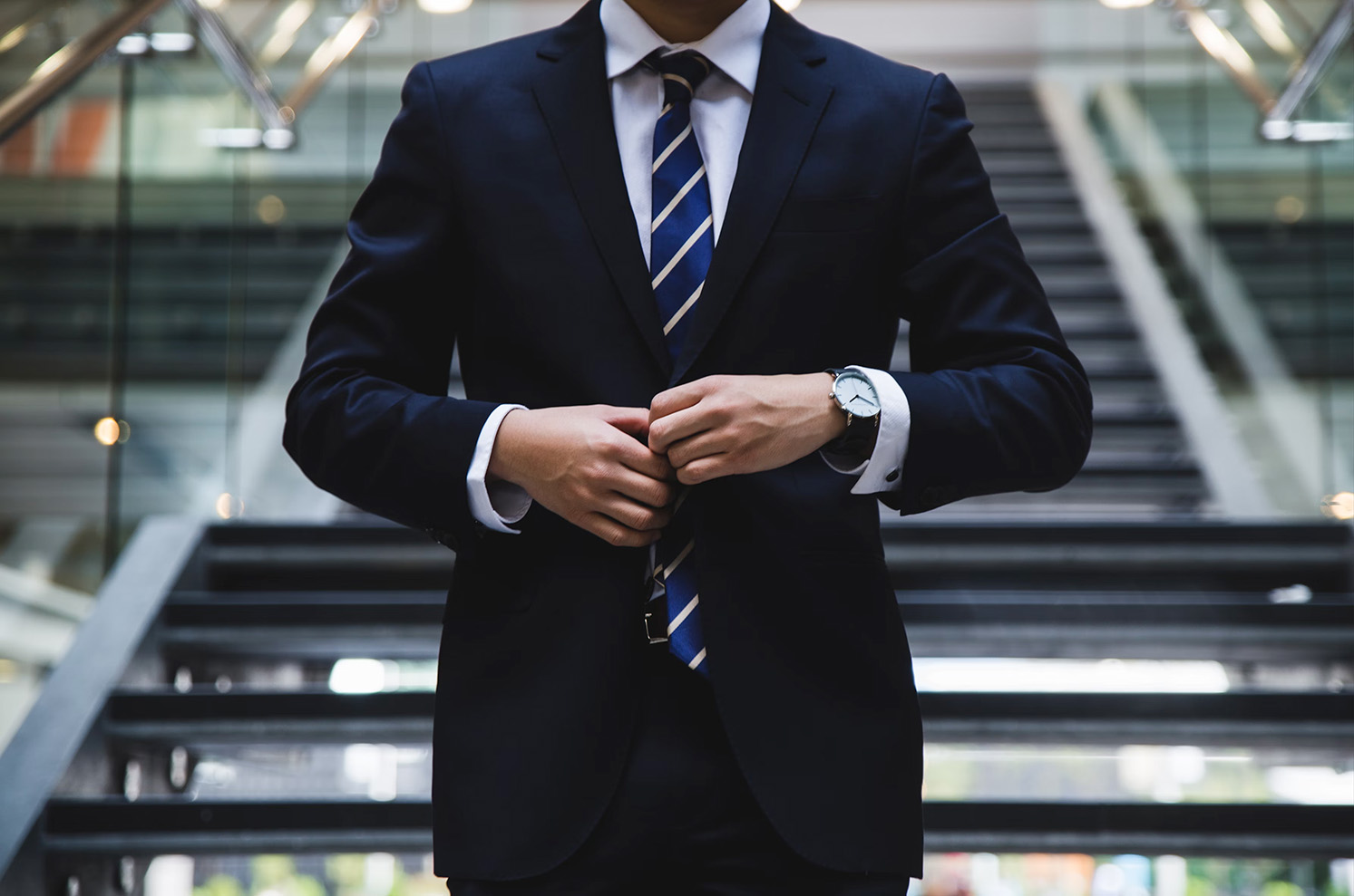 Passer de prestataire à expert : consultant professionnel travaillant sur son expertise