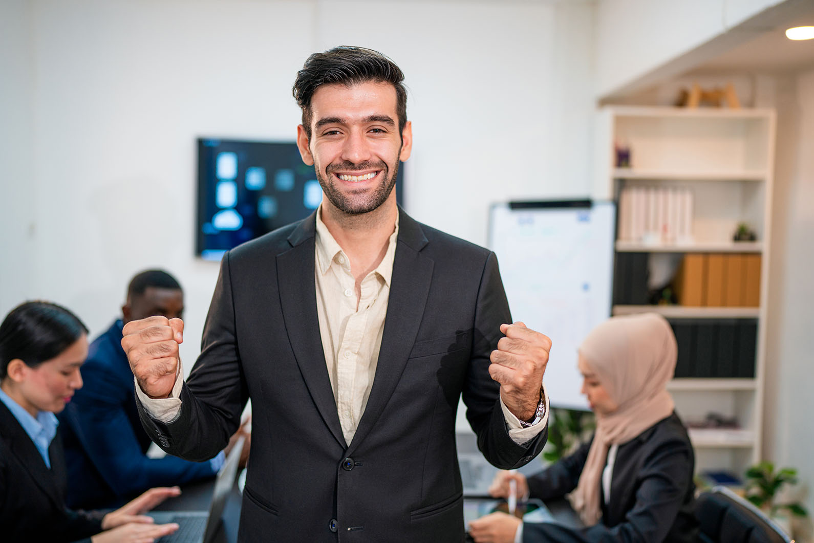 Entrepreneur confiant attirant des clients premium qui paient ses tarifs sans négocier