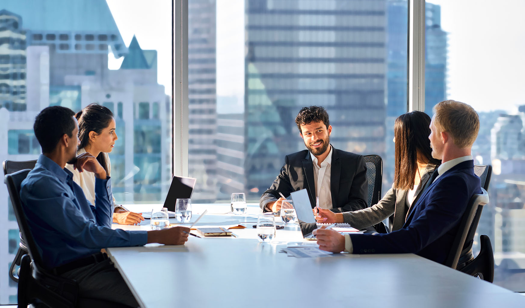 Entrepreneur analysant un graphique de taux de closing pour doubler son taux de closing
