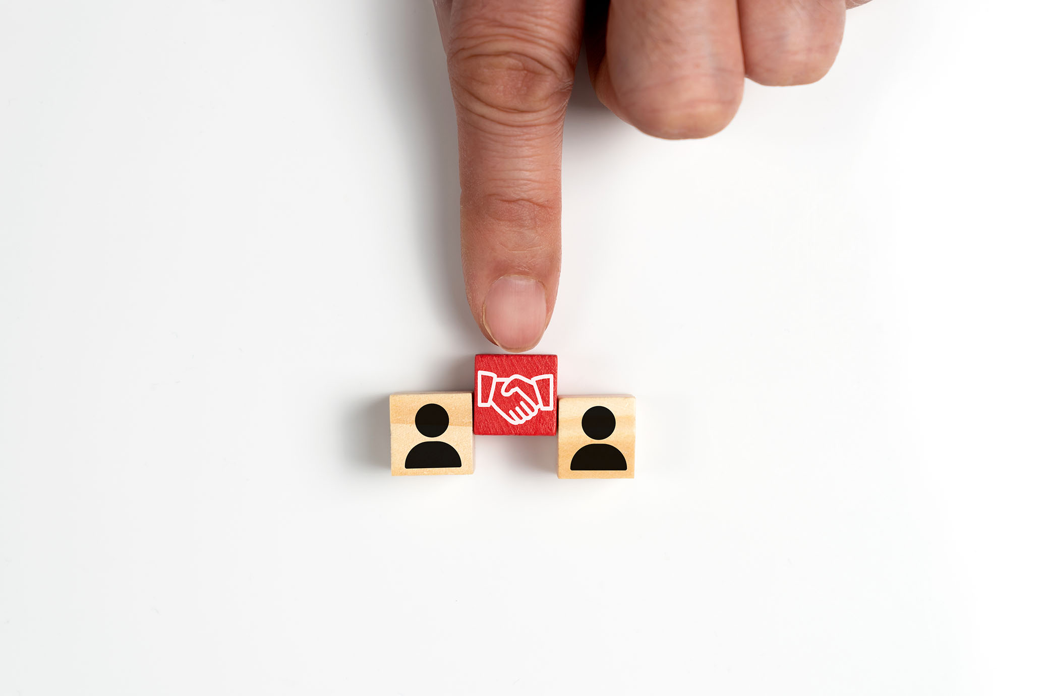 Deux entrepreneurs B2B se serrent la main, symbolisant une négociation prix win-win réussie.