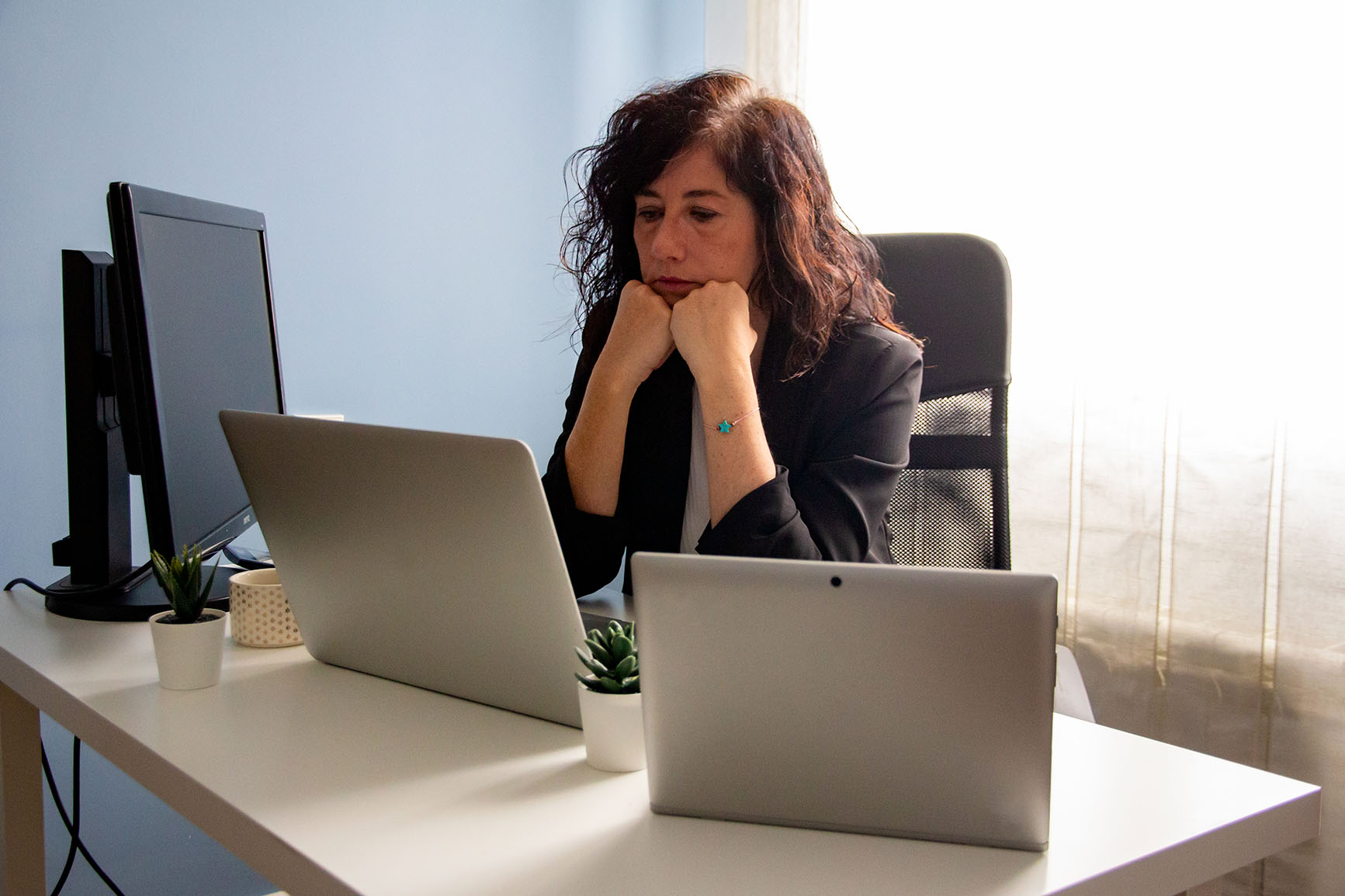 Choisir une niche B2B rentable - entrepreneuse B2B travaillant sur son positionnement stratégique.